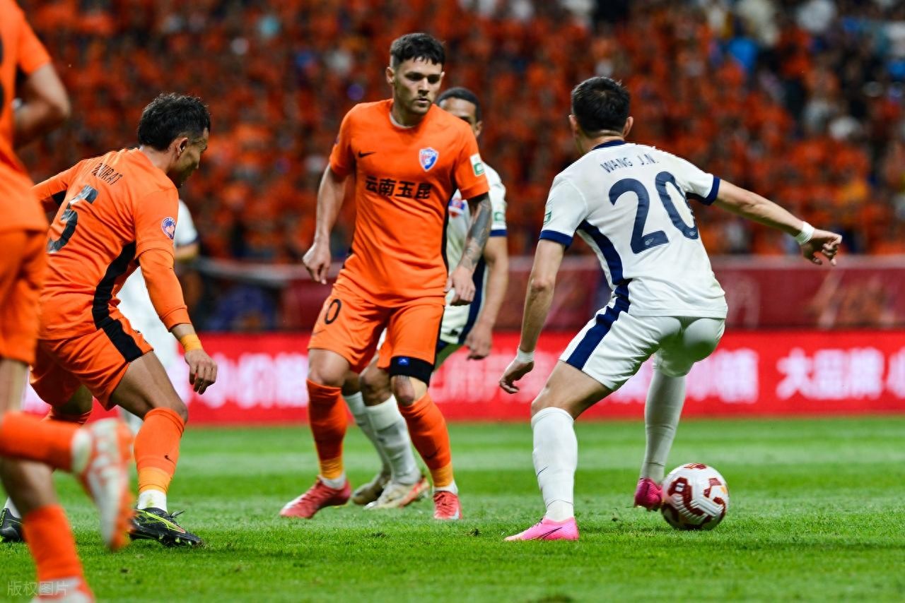 九游游戏-今晚多特蒙德备战中超，队长鼓劲细节曝光，压力陡增，阵容厚度经受考验的简单介绍